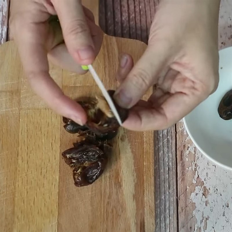 Bước 2 Sơ chế các nguyên liệu khác Bánh qui hạt chia trứng muối