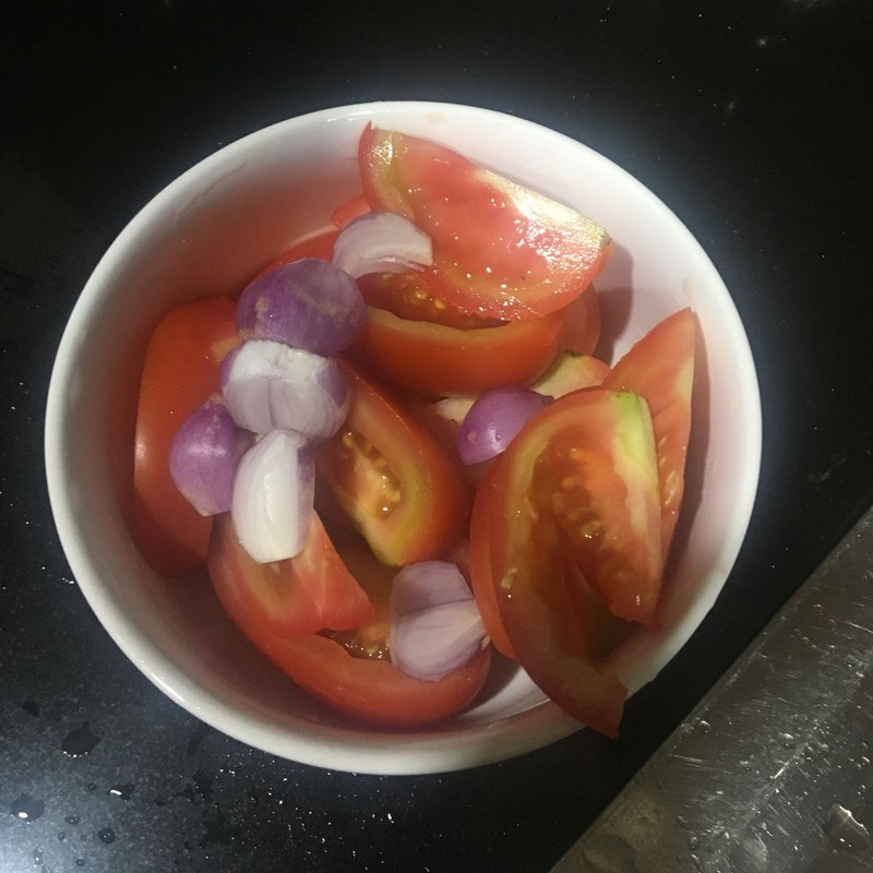 Bước 2 Sơ chế các nguyên liệu khác Canh chua đầu cá hồi măng chua