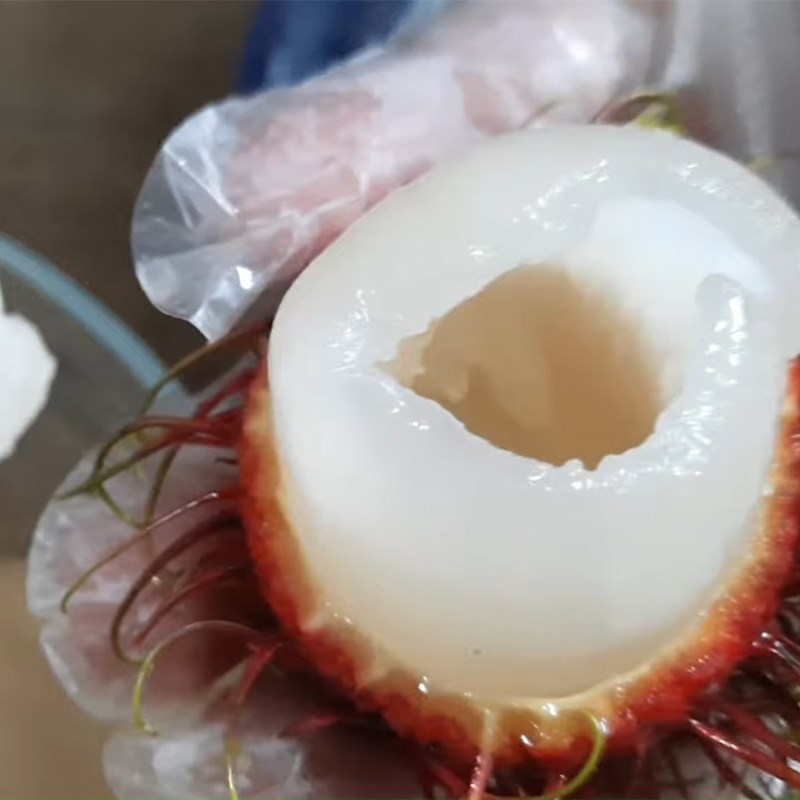 Bước 2 Sơ chế chôm chôm Chè chôm chôm hạt sen