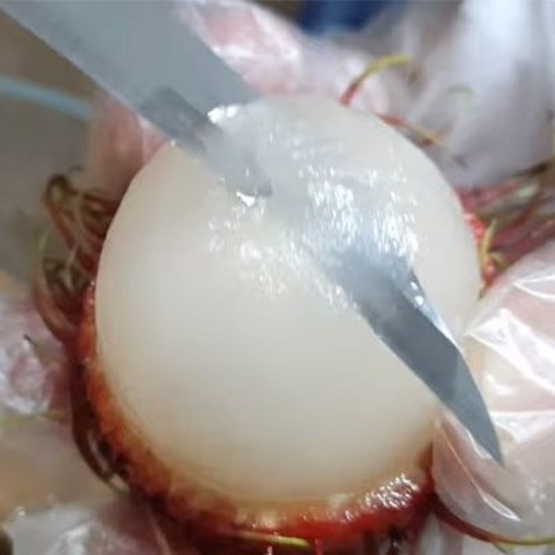 Bước 2 Sơ chế chôm chôm Chè chôm chôm hạt sen