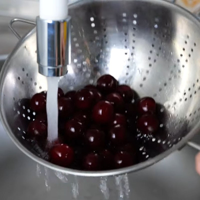Cách 1 Sơ chế với xay nhuyễn cherry Kem cherry