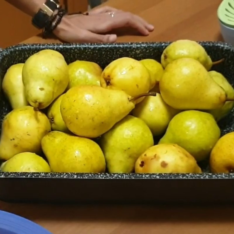 Bước 1 Sơ chế lê Mứt lê