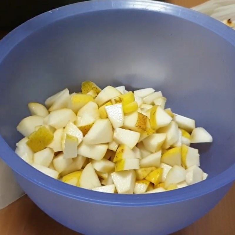 Bước 1 Sơ chế lê Mứt lê