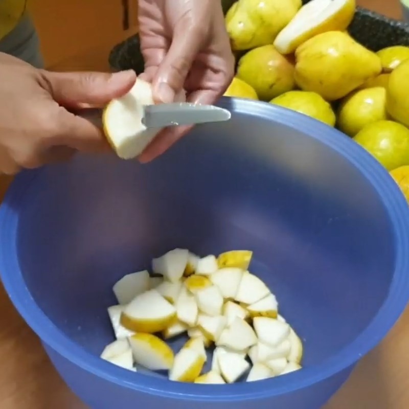 Bước 1 Sơ chế lê Mứt lê