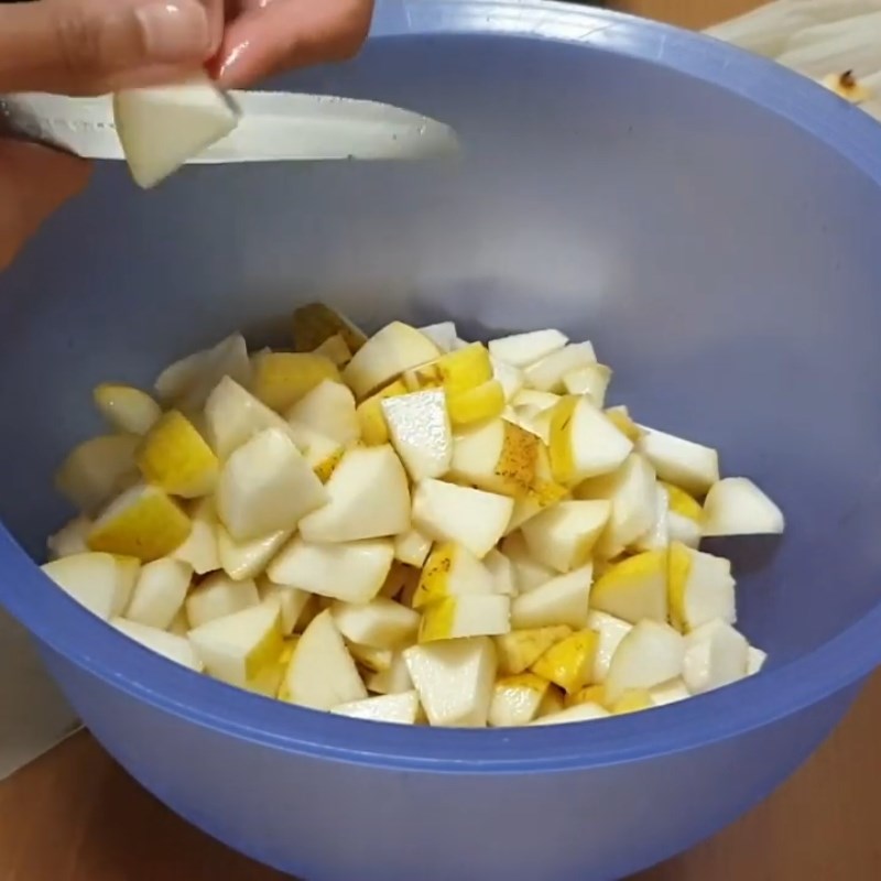 Bước 1 Sơ chế lê Mứt lê