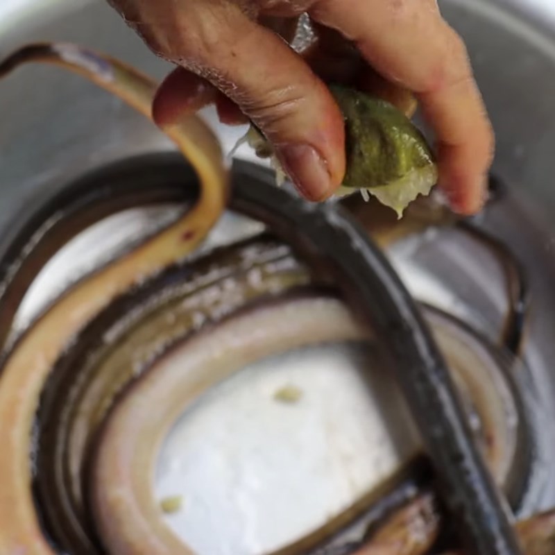 Bước 1 Sơ chế lươn Lươn om củ chuối