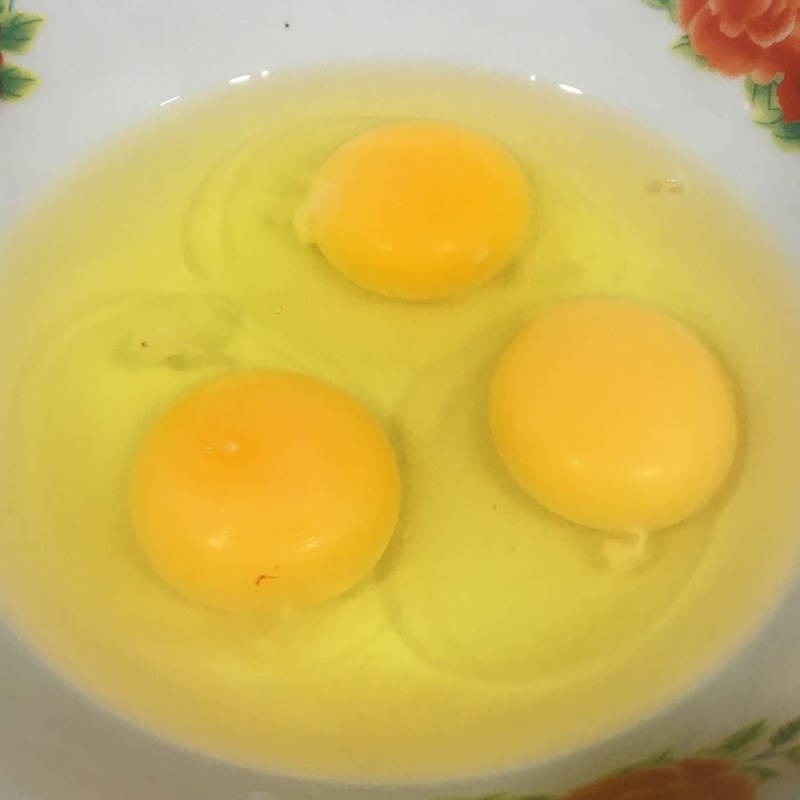 Bước 1 Sơ chế nguyên liệu Hành tây xào trứng gà