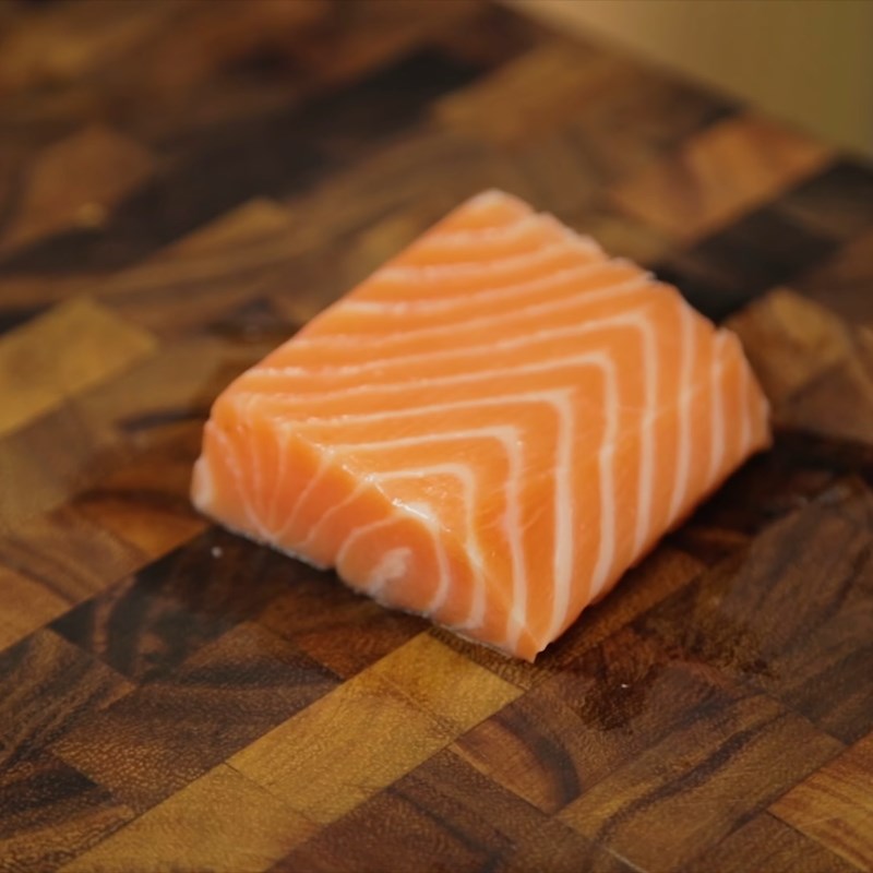 Bước 1 Sơ chế nguyên liệu Sushi bơ cá hồi