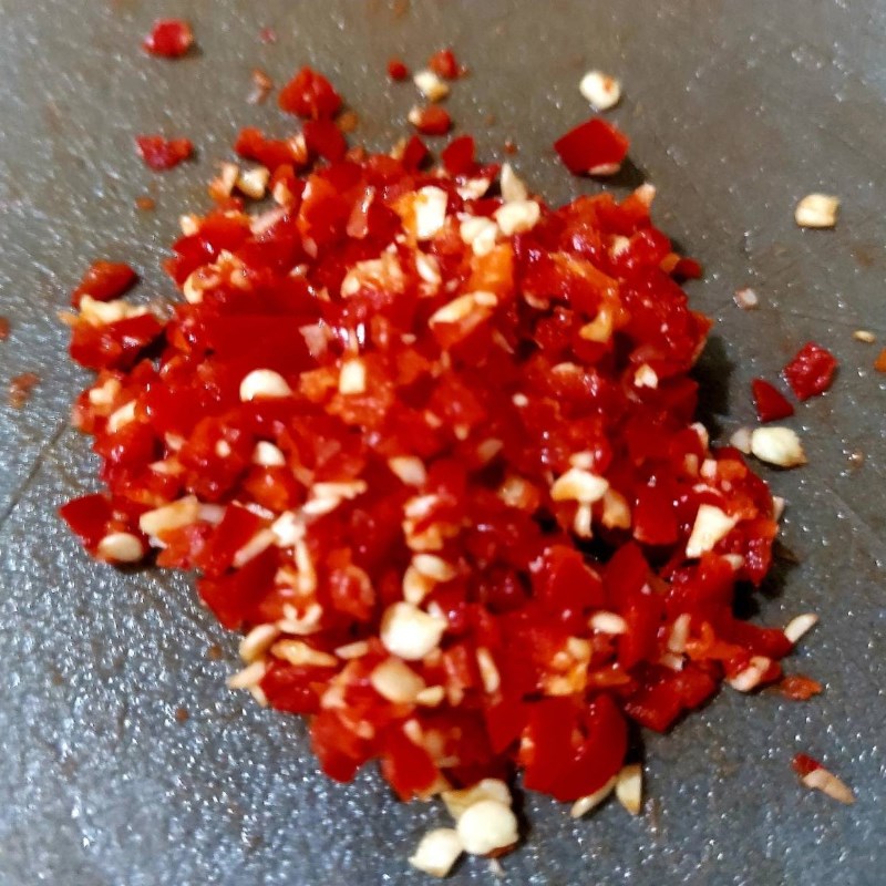Bước 1 Sơ chế nguyên liệu Đậu phộng rang tỏi ớt (Công thức được chia sẻ từ người dùng)