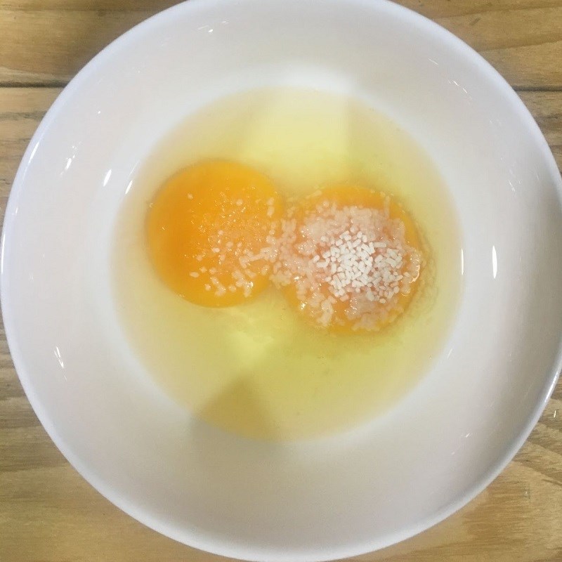 Bước 1 Sơ chế nguyên liệu Canh cà chua trứng (canh mây)