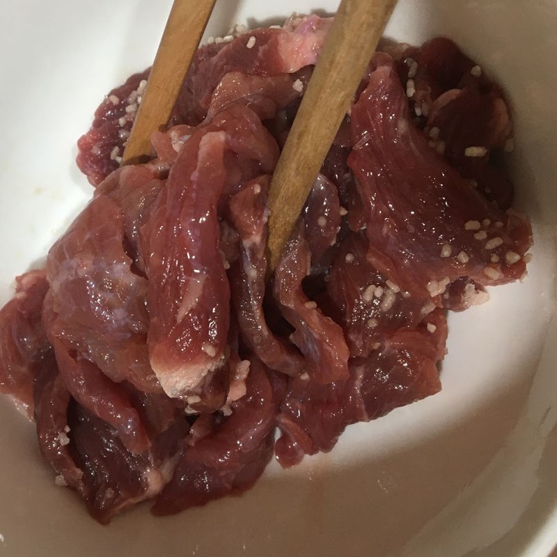 Bước 1 Sơ chế thịt bò Nấm bào ngư xào thịt bò