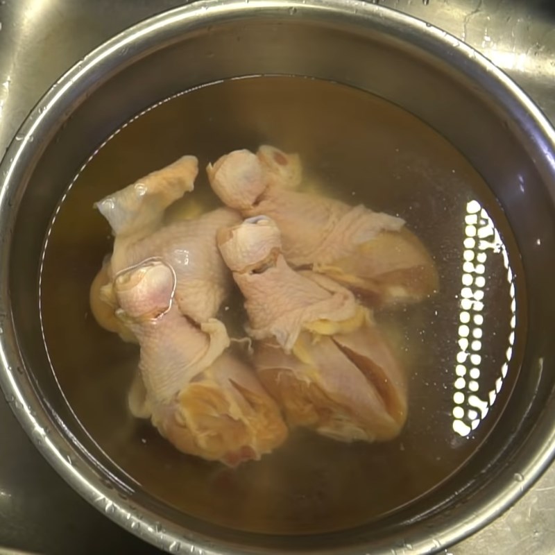 Bước 1 Sơ chế thịt gà Gà chiên vừng rau răm ngũ vị