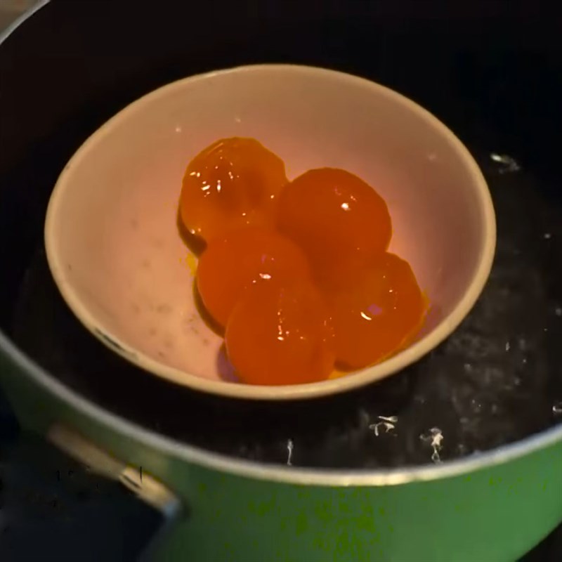 Bước 1 Sơ chế trứng muối Bánh qui hạt chia trứng muối