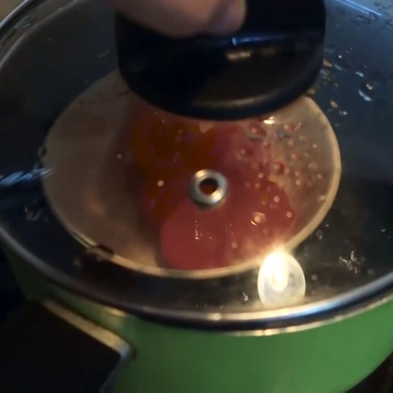 Bước 1 Sơ chế trứng muối Bánh qui hạt chia trứng muối