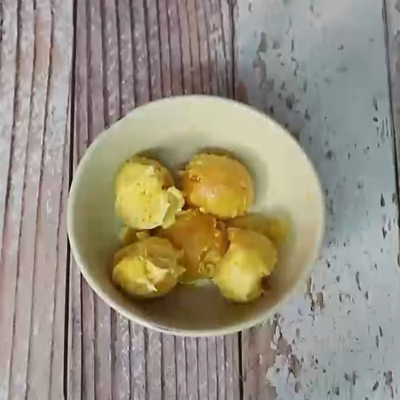 Bước 1 Sơ chế trứng muối Bánh qui hạt chia trứng muối