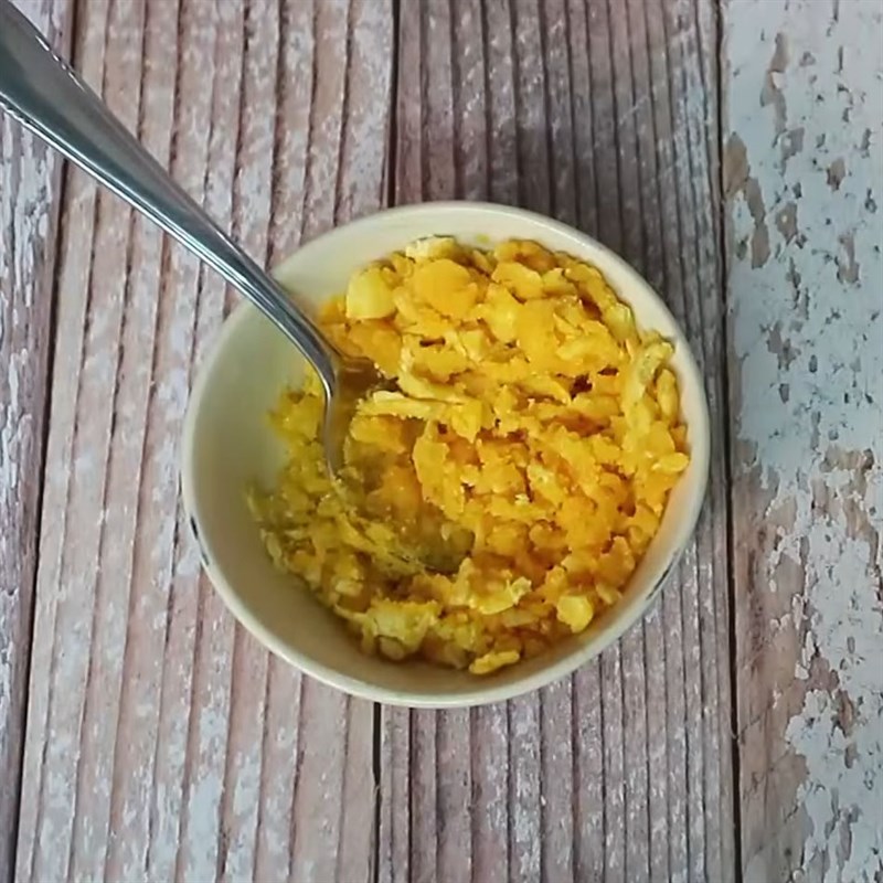 Bước 1 Sơ chế trứng muối Bánh qui hạt chia trứng muối