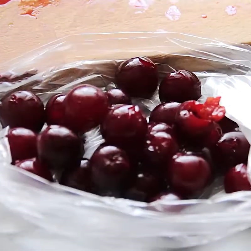 Bước 1 Sơ chế và làm đông cherry Sinh tố cherry chuối
