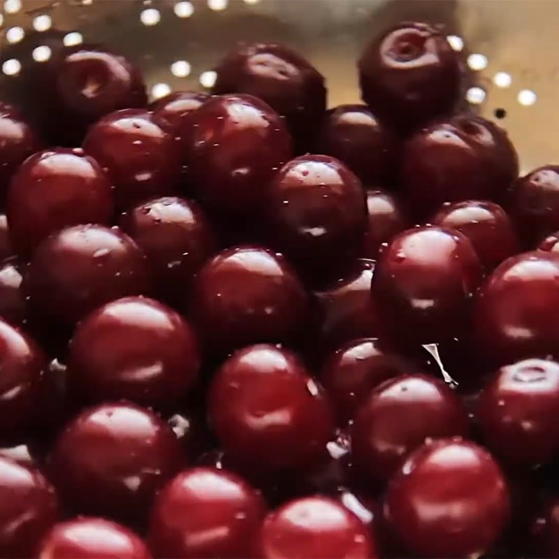 Bước 1 Sơ chế và làm đông cherry Sinh tố cherry chuối