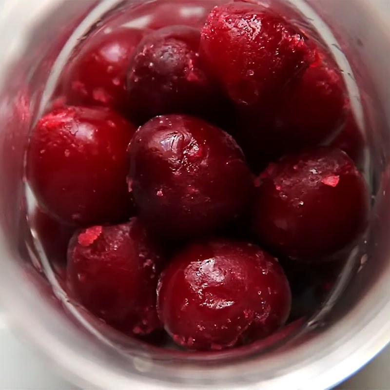 Bước 1 Sơ chế và làm đông cherry Sinh tố cherry chuối