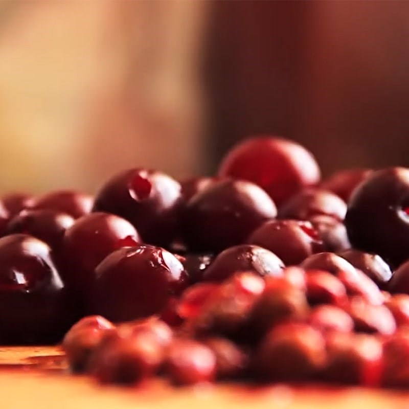 Bước 1 Sơ chế và làm đông cherry Sinh tố cherry chuối
