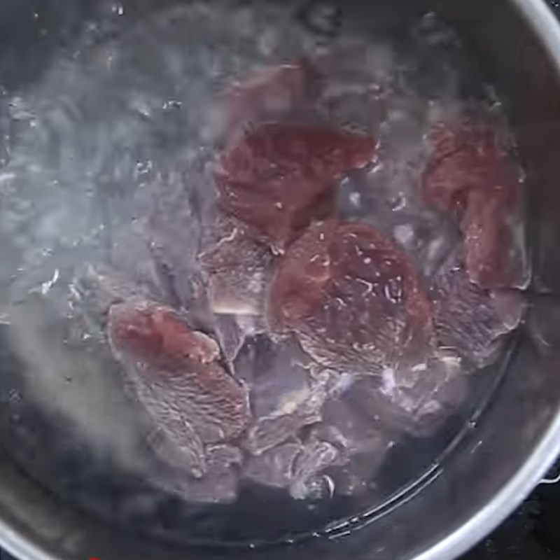 Bước 1 Sơ chế và trụng thịt bò Bò sốt cà chua hầm