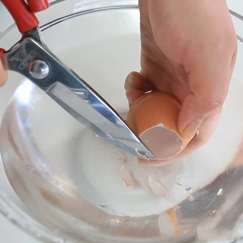 Bước 2 Sơ chế vỏ trứng Trứng nướng phô mai