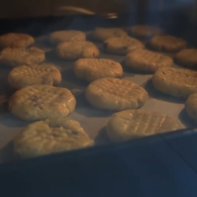 Bước 5 Tạo hình và nướng bánh Bánh qui hạt chia trứng muối