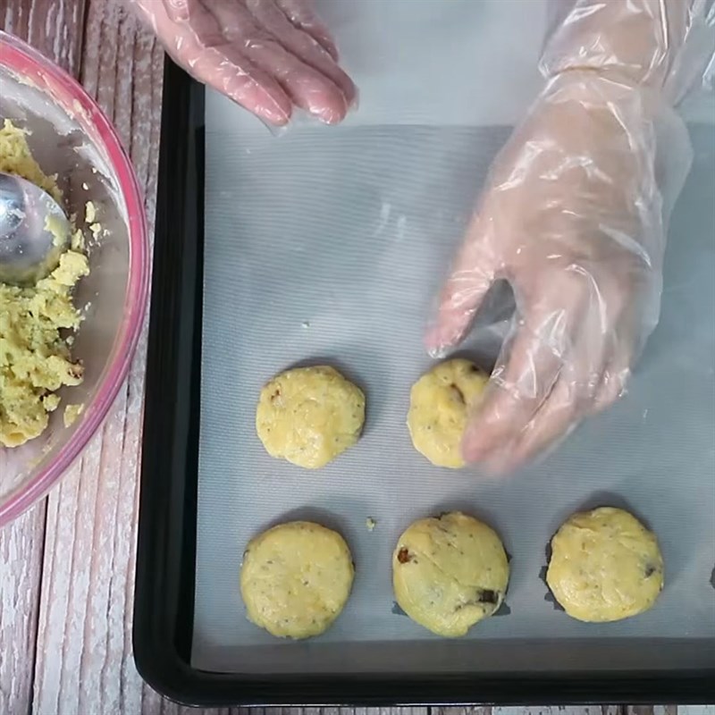 Bước 5 Tạo hình và nướng bánh Bánh qui hạt chia trứng muối