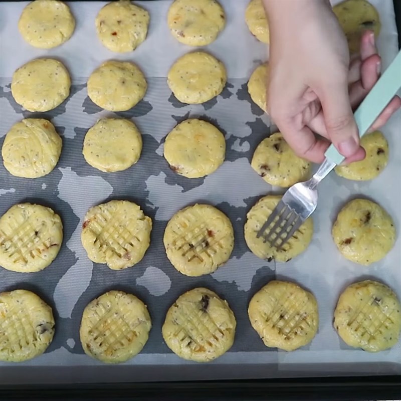 Bước 5 Tạo hình và nướng bánh Bánh qui hạt chia trứng muối