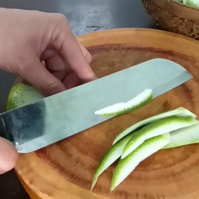 Bước 2 Thái nhỏ và phơi khô Nước vỏ bưởi