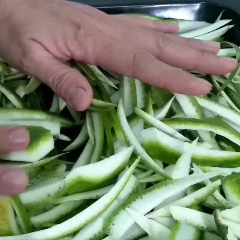 Bước 2 Thái nhỏ và phơi khô Nước vỏ bưởi