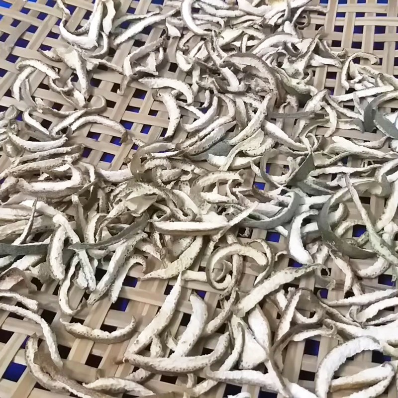 Bước 2 Thái nhỏ và phơi khô Nước vỏ bưởi