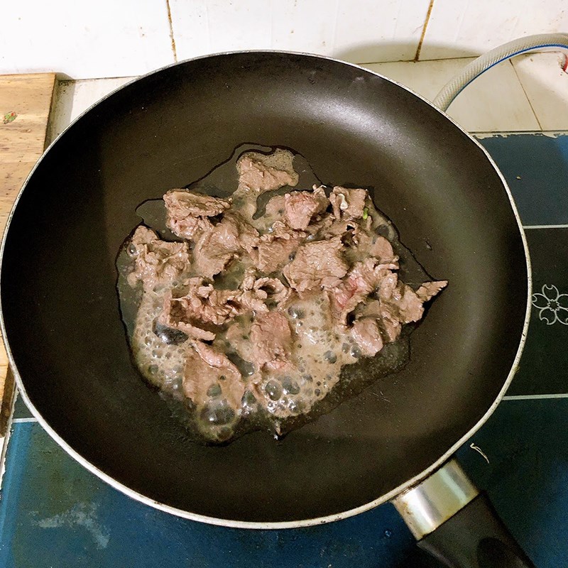 Bước 2 Làm thịt bò xào hành tây Thịt bò xào hành tây