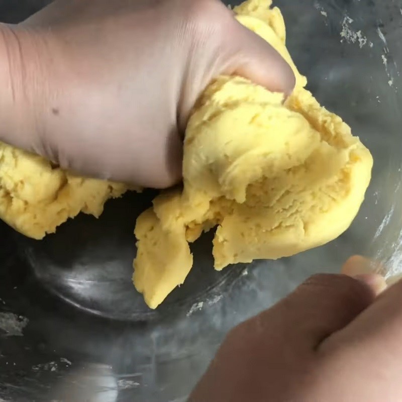 Bước 3 Trộn bột Bánh quy trứng muối kem trứng