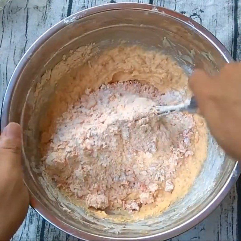 Bước 3 Trộn bột Bánh quy tôm khô