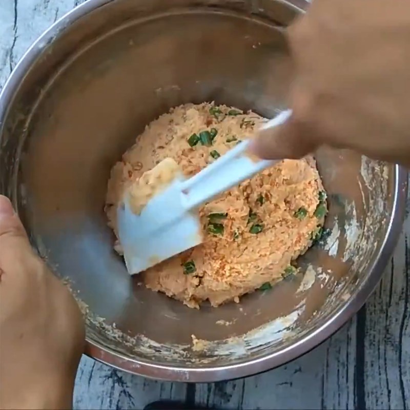 Bước 3 Trộn bột Bánh quy tôm khô