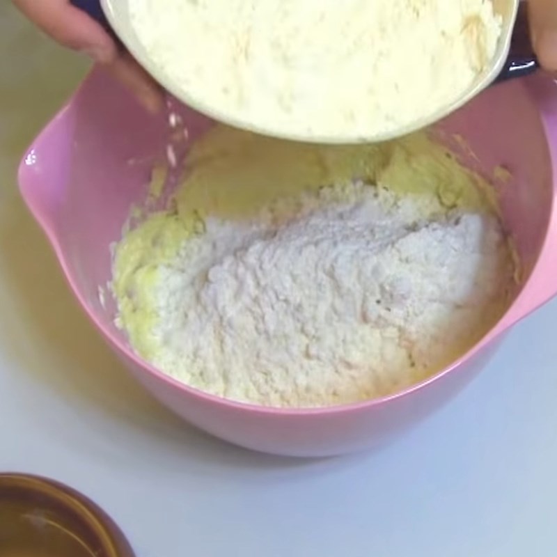 Bước 2 Trộn bột Bánh tart phô mai nướng