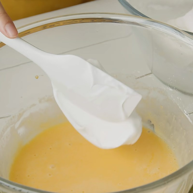 Bước 5 Trộn bột bánh với lòng trắng trứng Bánh chuối Thượng Hải