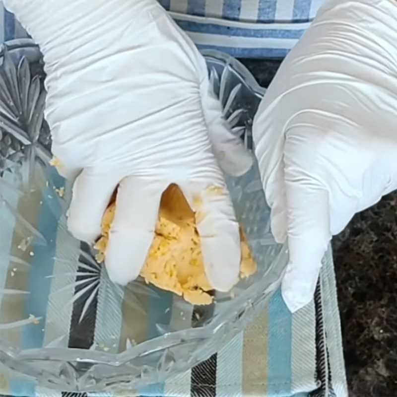 Bước 1 Trộn bột dầu Bánh ngàn lớp trứng muối