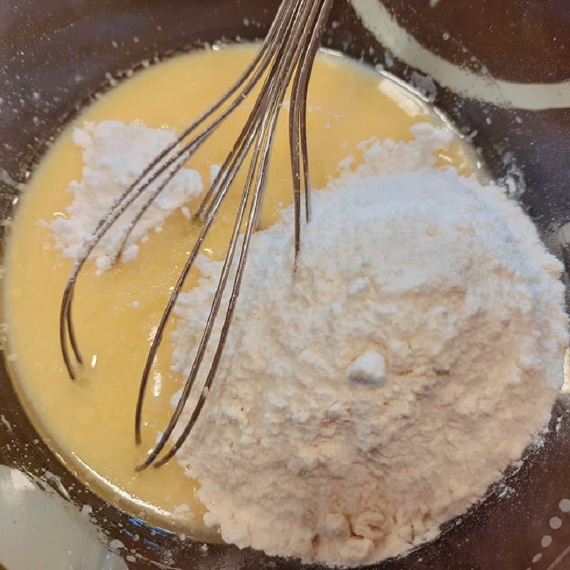 Bước 2 Trộn bột với lòng đỏ trứng Bánh bông lan chuối nước cốt dừa bằng lò nướng