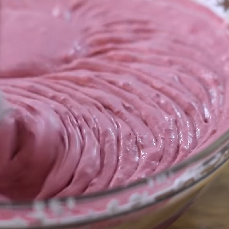 Bước 3 Trộn cherry và kem sữa Kem cherry