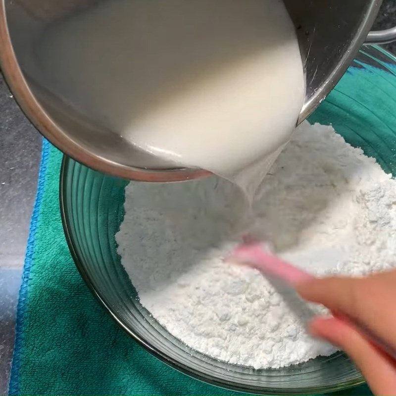 Bước 1 Trộn hỗn hợp bột nếp Bánh nếp cốt dừa chiên