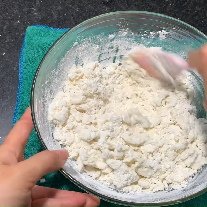 Bước 1 Trộn hỗn hợp bột nếp Bánh nếp cốt dừa chiên