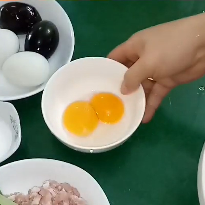 Bước 2 Trộn hỗn hợp trứng Trứng hấp tam sắc