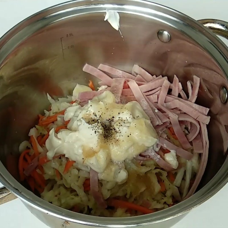 Bước 3 Trộn salad Salad bắp cải trộn mayonnaise jambon