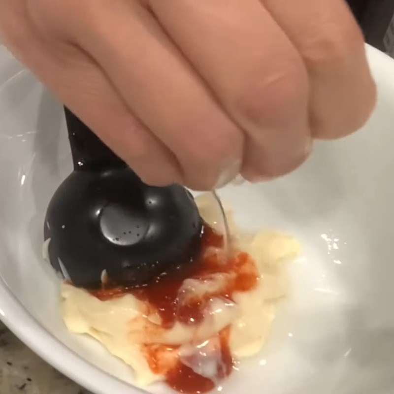 Bước 1 Trộn sốt Mayonnaise tương ớt trứng cá
