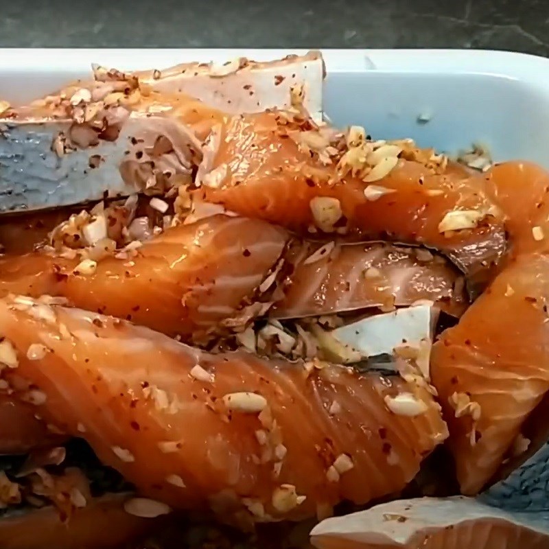 Bước 2 Ướp cá Khô cá hồi làm bằng lò sấy