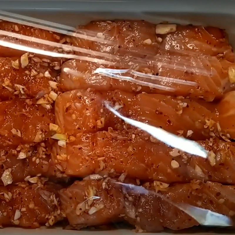 Bước 2 Ướp cá Khô cá hồi làm bằng lò sấy
