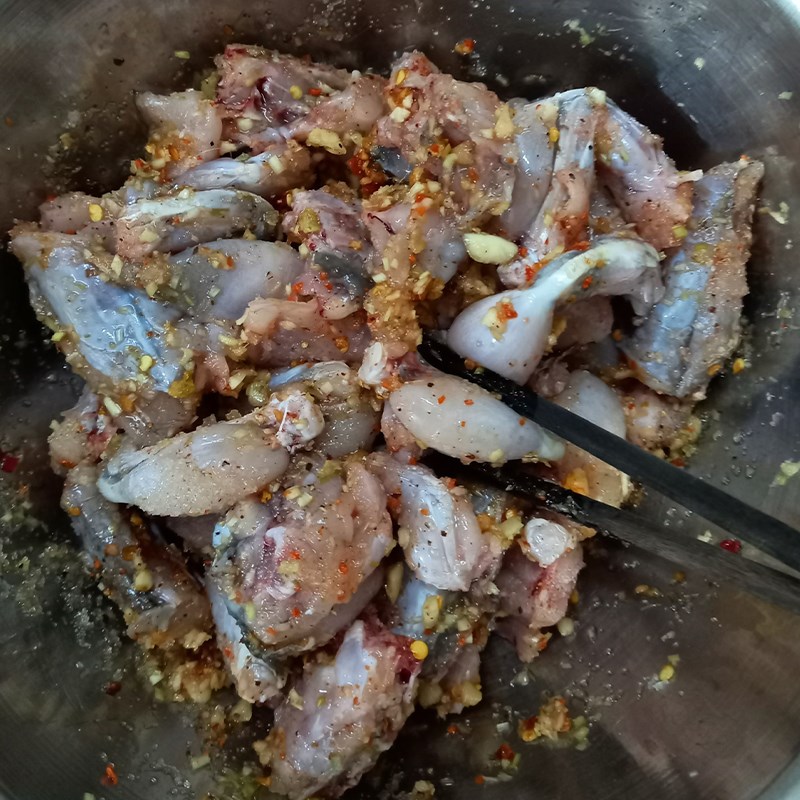 Bước 2 Ướp thịt ếch Ếch xào sả ớt cà ri