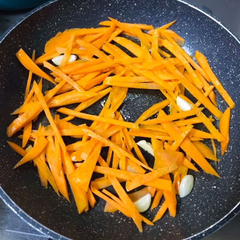 Bước 2 Xào cà rốt và nấm Bắp cải xào cà rốt